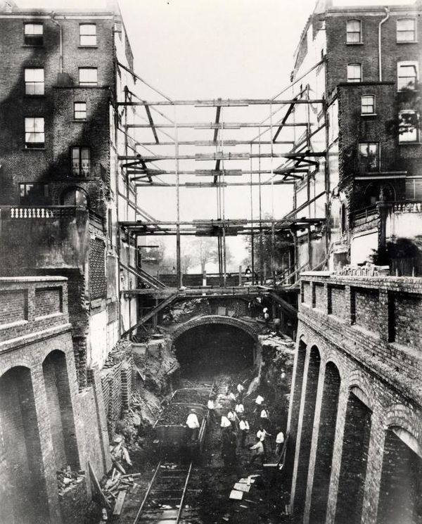 Mega basement construction of the Metropolitan Line 